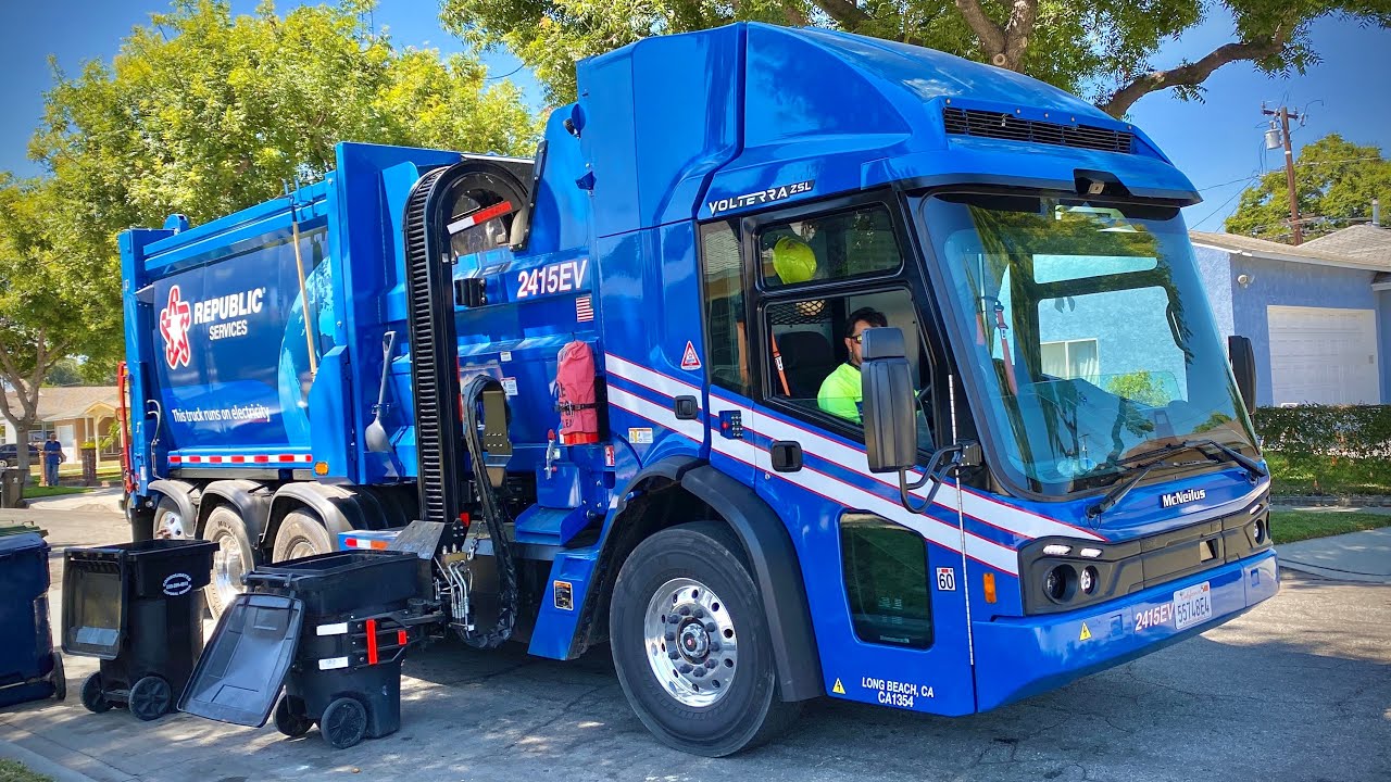 Republic Services McNeilus Volterra ZSL Electric Garbage Truck