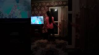 Krasivo Momiche Igrae Kuchek