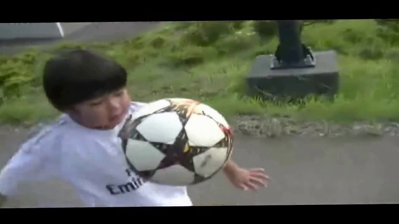 サッカー移動リフティング 脛 ４歳０ヶ月 Soccer Ball Juggling Football Juggling 4years Old Youtube