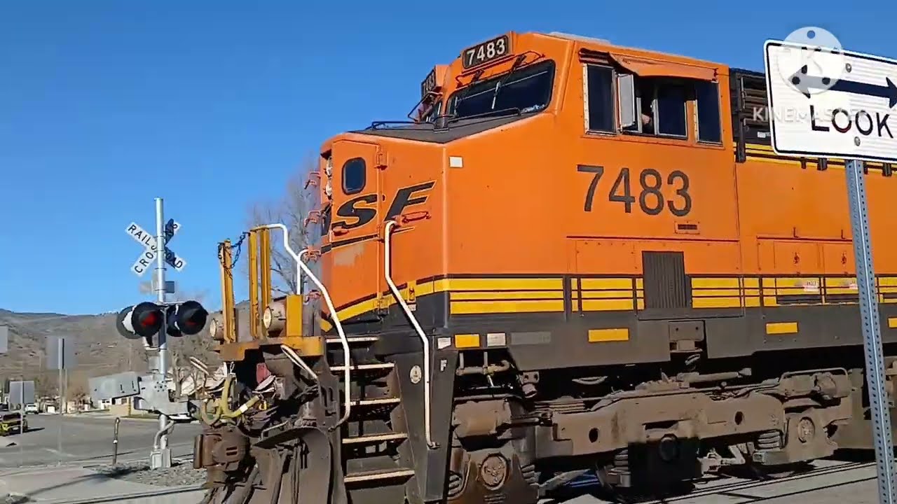 Bnsf 7483 pulling a intermodal train at the train depot in tehachapi california