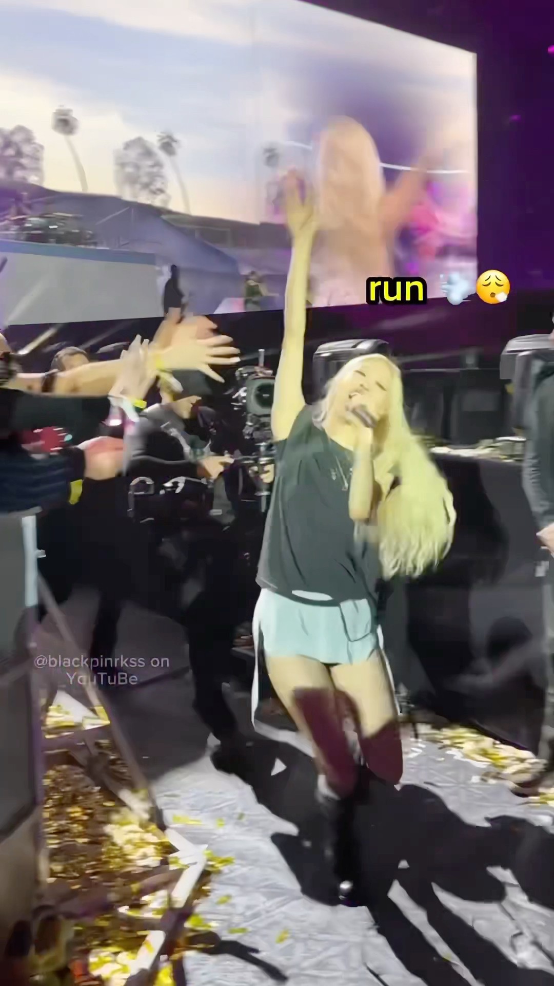 Rosé ran down to the stage to interact with fans!! ?? #blackpink #rosé