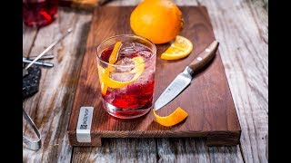 Feine Orangenspirale im Gin-Drink
Einfach mal mit dem eigenen Bartender-Wissen glänzen ✨ wie man aus einem guten Gin, einer frischen Bio-Orange und dem Epicure Gemüsemesser (Art. Nr 3966/9 cm) einen großartigen und dennoch minimalistischen Drink zaubert, haben wir exklusiv nachgemixt 🍊
Die Tipps und Tricks zum Nachlesen findet ihr hier:
https://blog.wuesthof.com/feine-orangenspirale-im-gin-drink/ Feine Orangenspirale im Gin-Drink