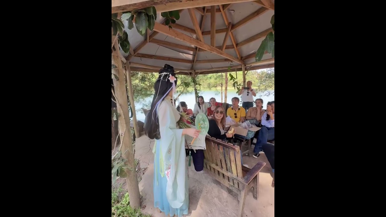 Happy Hill Đà Lạt-Nay lại mặc cổ trang ghẹo khách . Mà chủ yếu bị khách ghẹo hông à