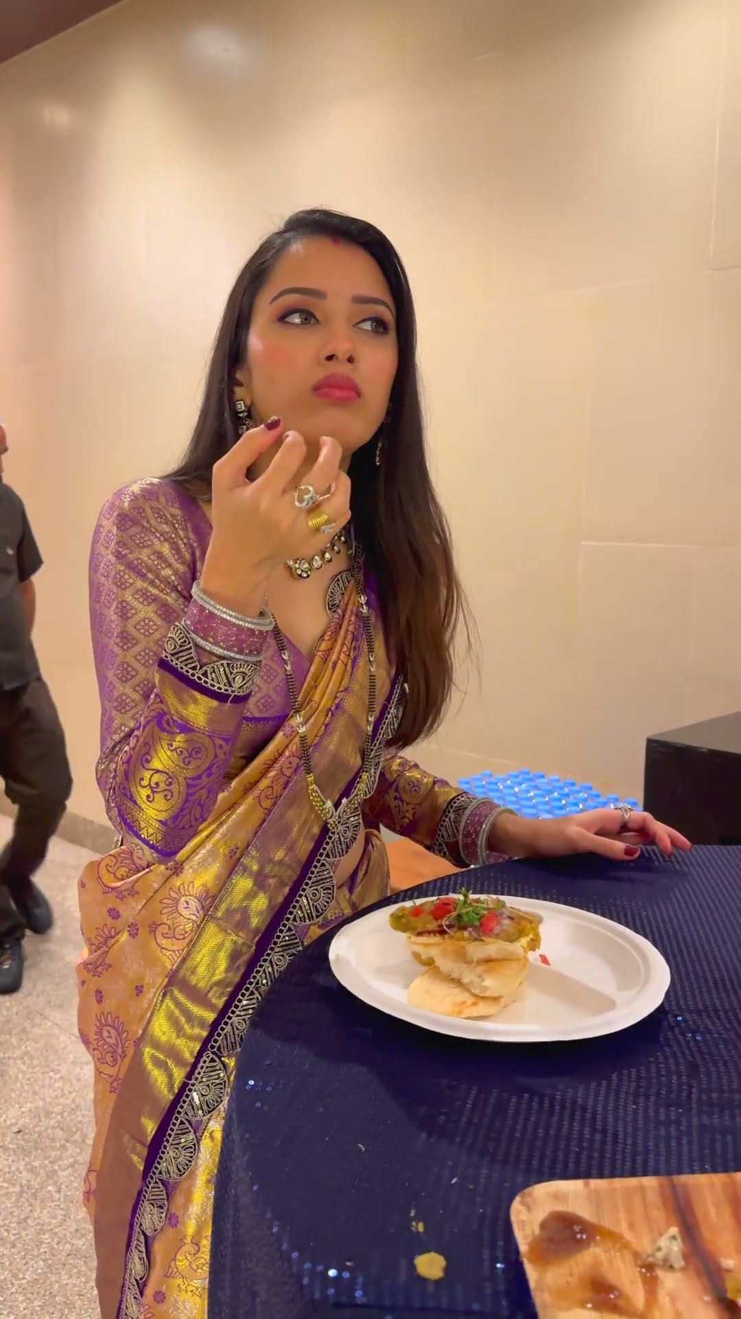 Beech Function Saree Khul Gayi ? #trending #neetubisht #youtubeshorts #minivlog #wedding