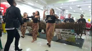 RUNTAH - COVER ANGKLUNG ARIESKA JOGJA - GEDOENG MERAH MALIOBORO YOGYAKARTA