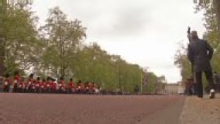 Celebrity Tourists at Buckingham Palace react to birth Net Worth