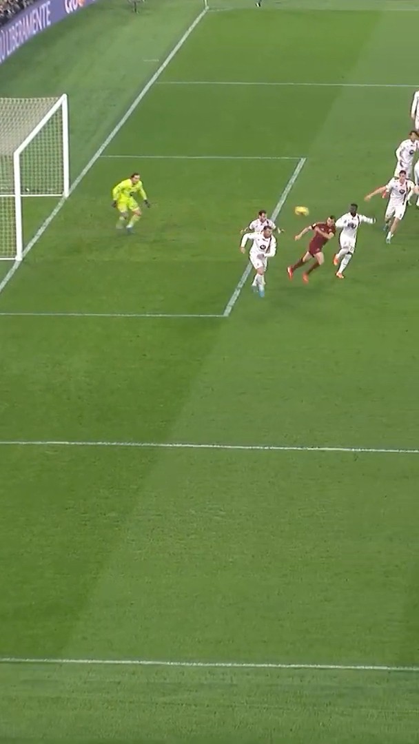 Have you ever seen a no-look header? ?