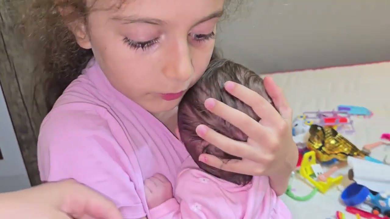 POYRAZ ELİF ELA BEBEĞE BAKIYOR!!