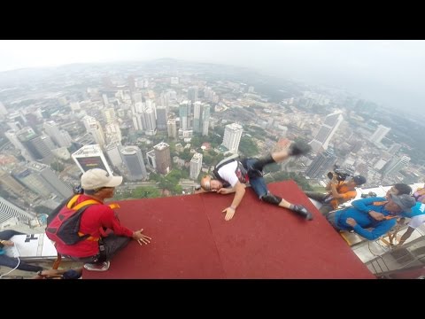 🙀 BASE JUMP GOES HORRIBLY WRONG! Andy Lewis Takes a Dramatic 1,200ft Plunge off KL Tower! 🙀