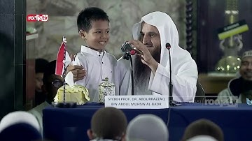 Syaikh Prof. Dr. Abdur Razzaq Al-Badr cium tangan anak kecil