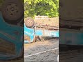 花蓮車禍蝦子掉滿地！ 鳳林分局員警挽袖清理協助排除道路障礙