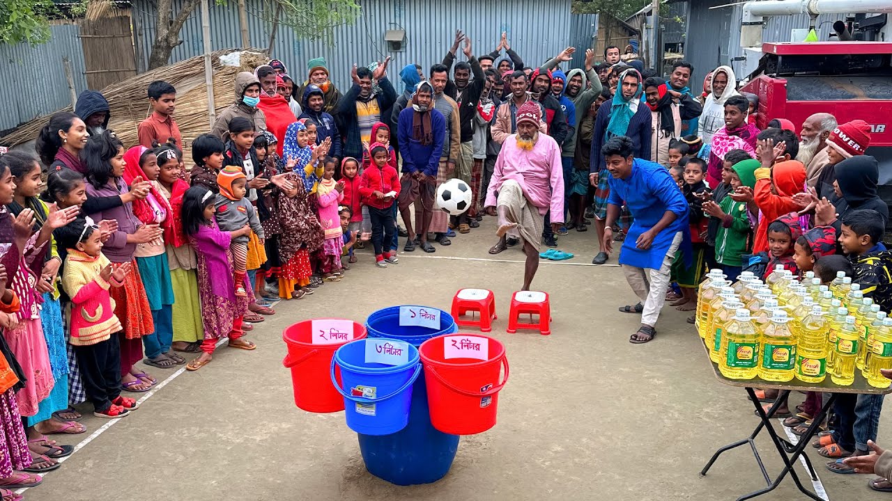 ফুটবল কিক করে ড্রাম আর বালতিতে গোল দিয়ে সয়াবিন তেল জেতার চ্যালেঞ্জ। অসাধারন বিনোদনের খেলায় মেতে উঠলো