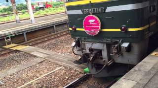 トワイライトエクスプレス、敦賀駅でEF81電気機関車と連結作業