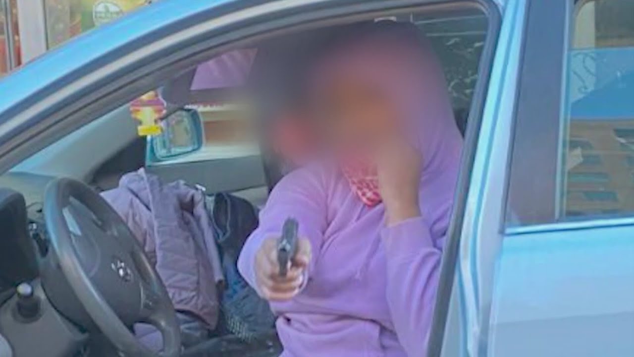 Plaza shoplifters threaten woman as she tries to photograph them