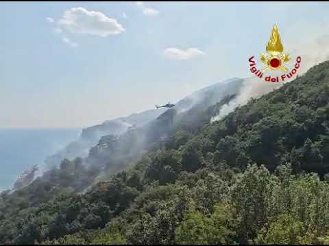 Video Vasto incendio sul monte Liberatore a Salerno, autostrada a rischio