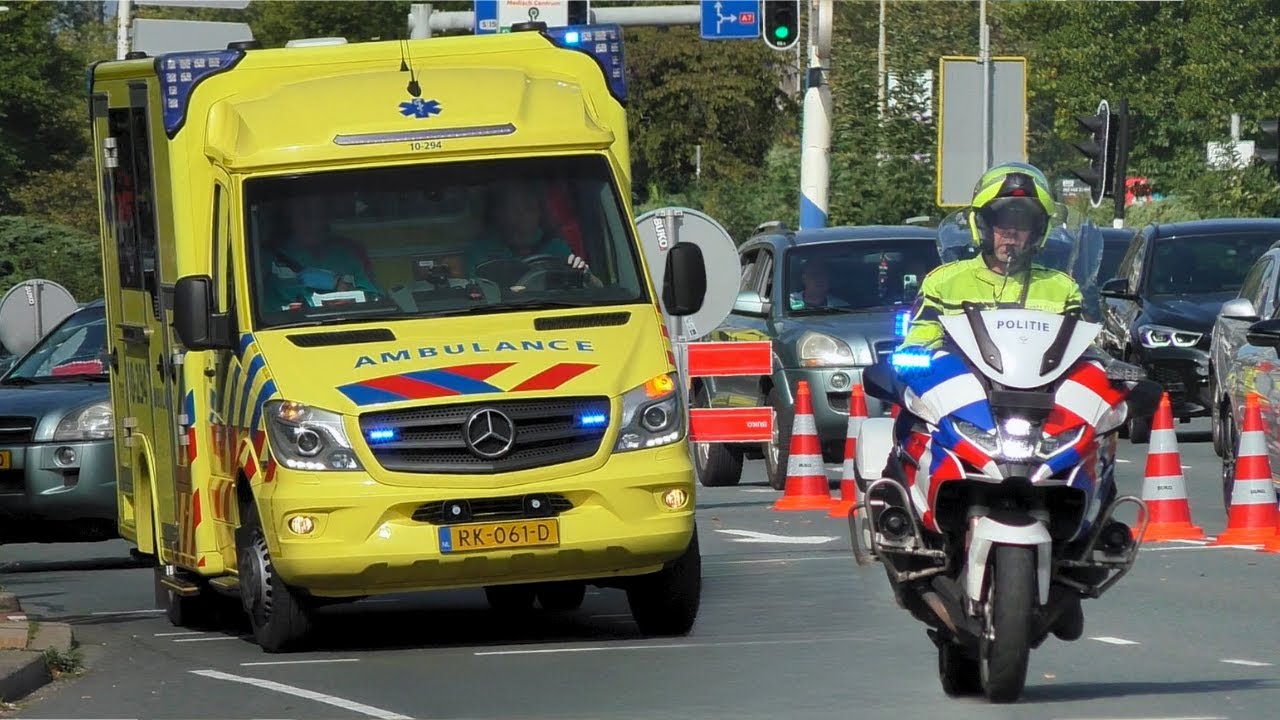 Очень много машин скорой помощи задействовано во время соревнований по бегу в Заандаме, Нидерланды!