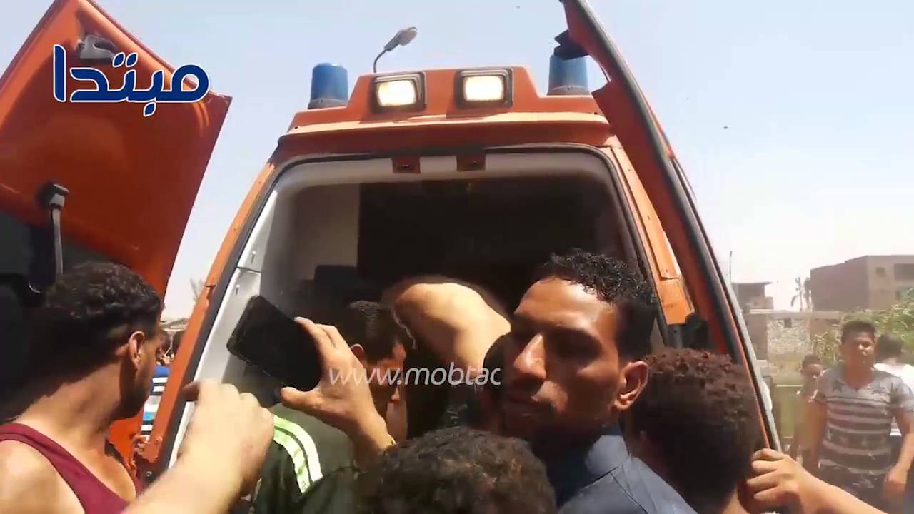 الأهالى ينقلون جثامين ضحايا «قطر العياط»