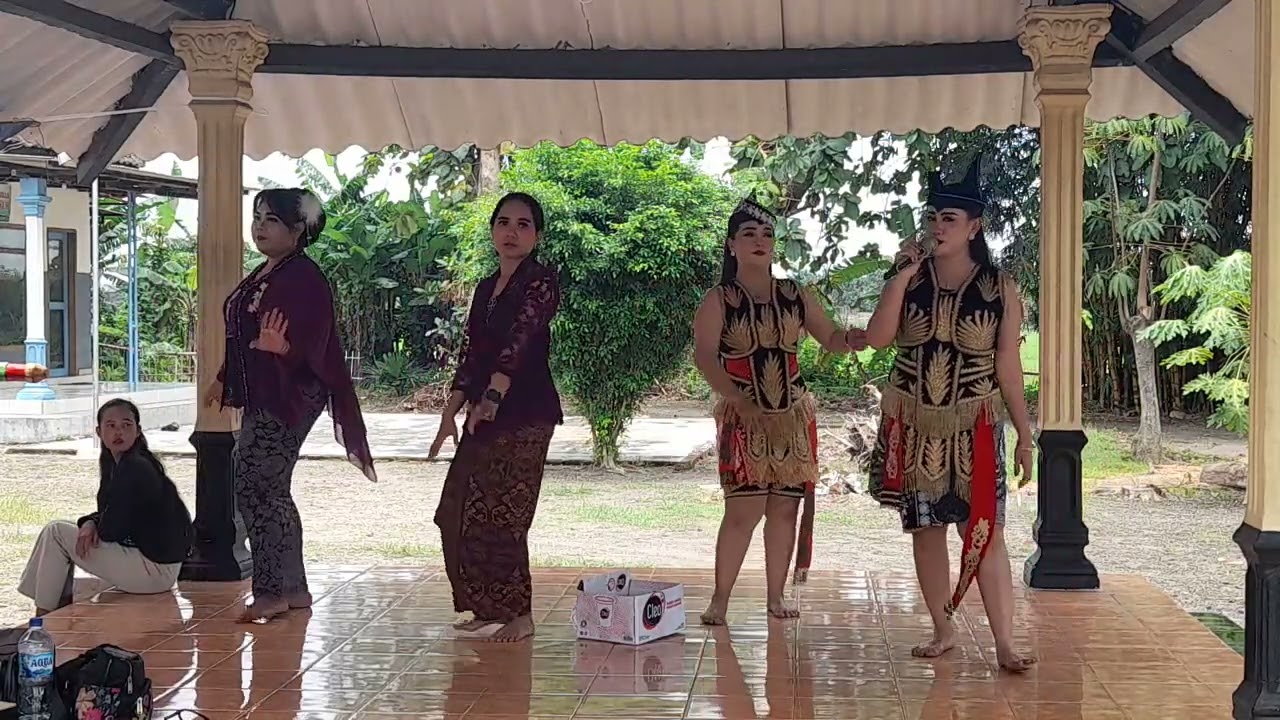 Seni: Tayub;.... Lagu Gelang Alit, Banyuwangi Pacitan, Trowulan,.... Campursari Putra Budaya