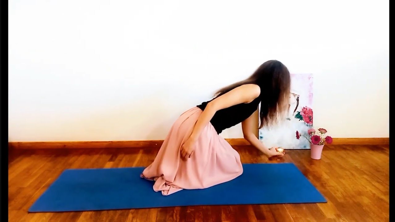 Soft Stretches & Head Release – A Midsummer Yoga Moment🔸