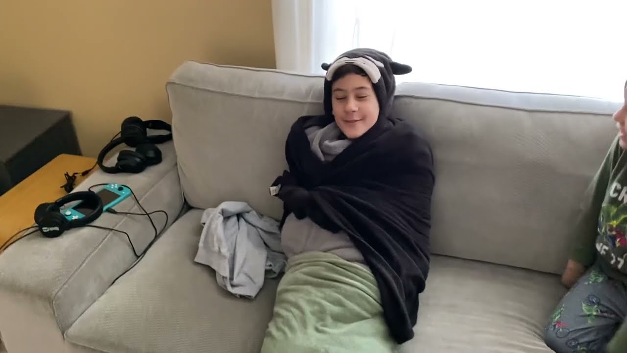 Try to escape being tied in a blanket