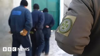 Inside a prisoner of war camp for Russians in Ukraine – BBC News