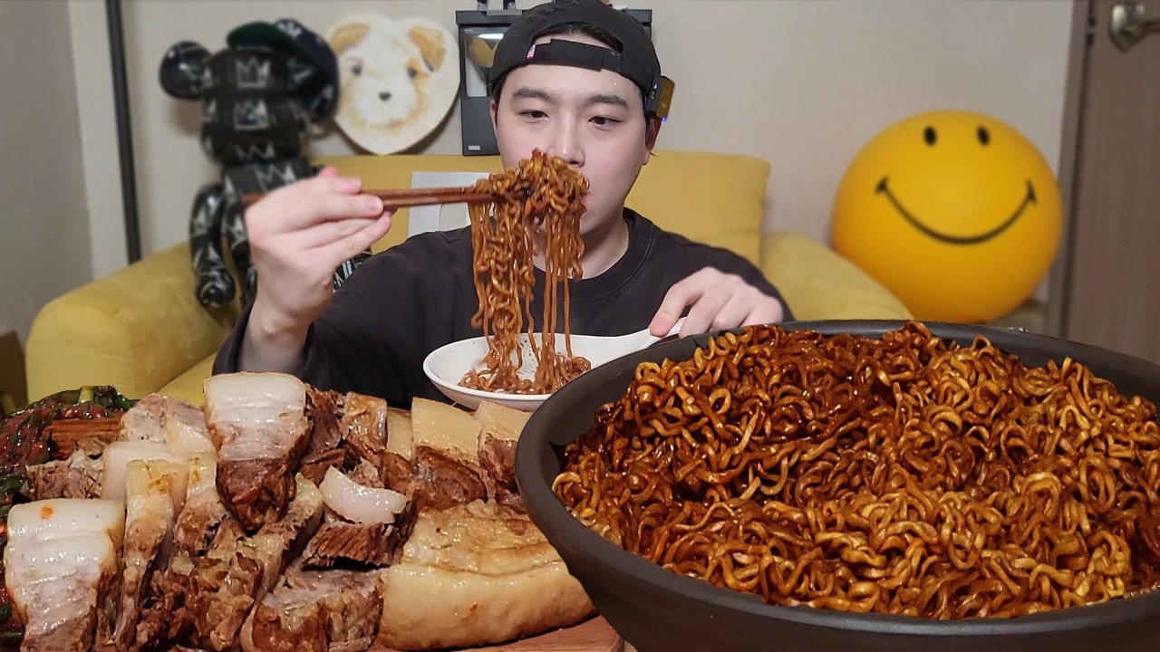 새벽 3시에 배고파서 통수육 2KG 짜파게티 5개 파김치까지 먹방 MUKBANG