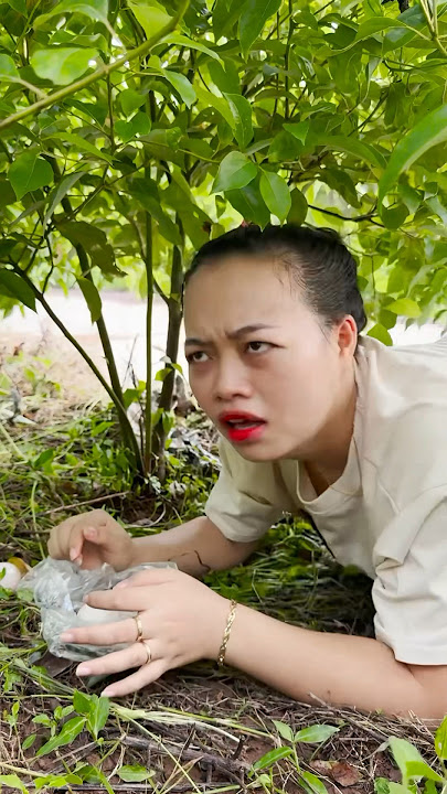How to get the eggs 🥚🤔😏🤣Daily life of a couple#trending #funny #couple #tiktok