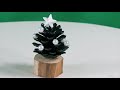 Deko für Weihnachten.Weihnachtsbaum aus Tannenzapfen.