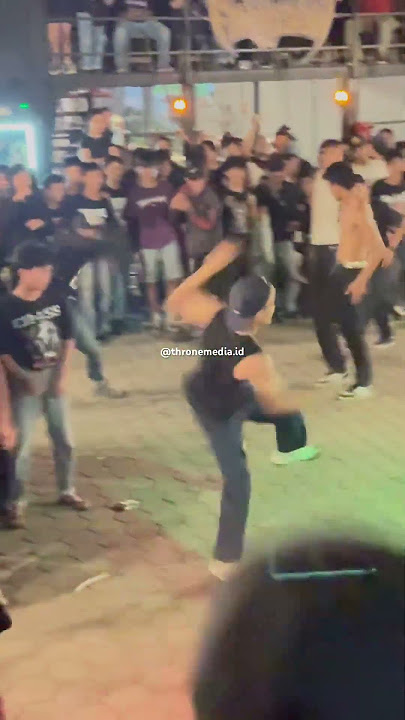 Asik asik asik #moshing #moshpit #crowd #pogo #chaos #shorts #twostep #gigs #mosh #stagediving #punk