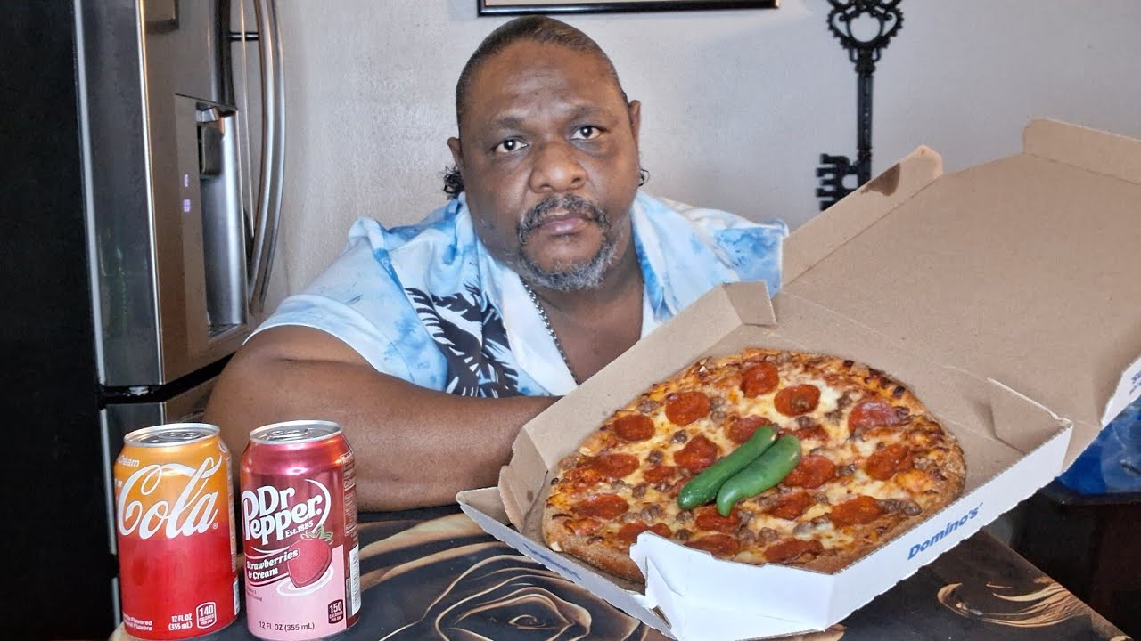 Пицца «Доминос» с пепперони и говядиной. Я смешал Dr. Pepper и сливочный соус Coca-Cola, просто ч...