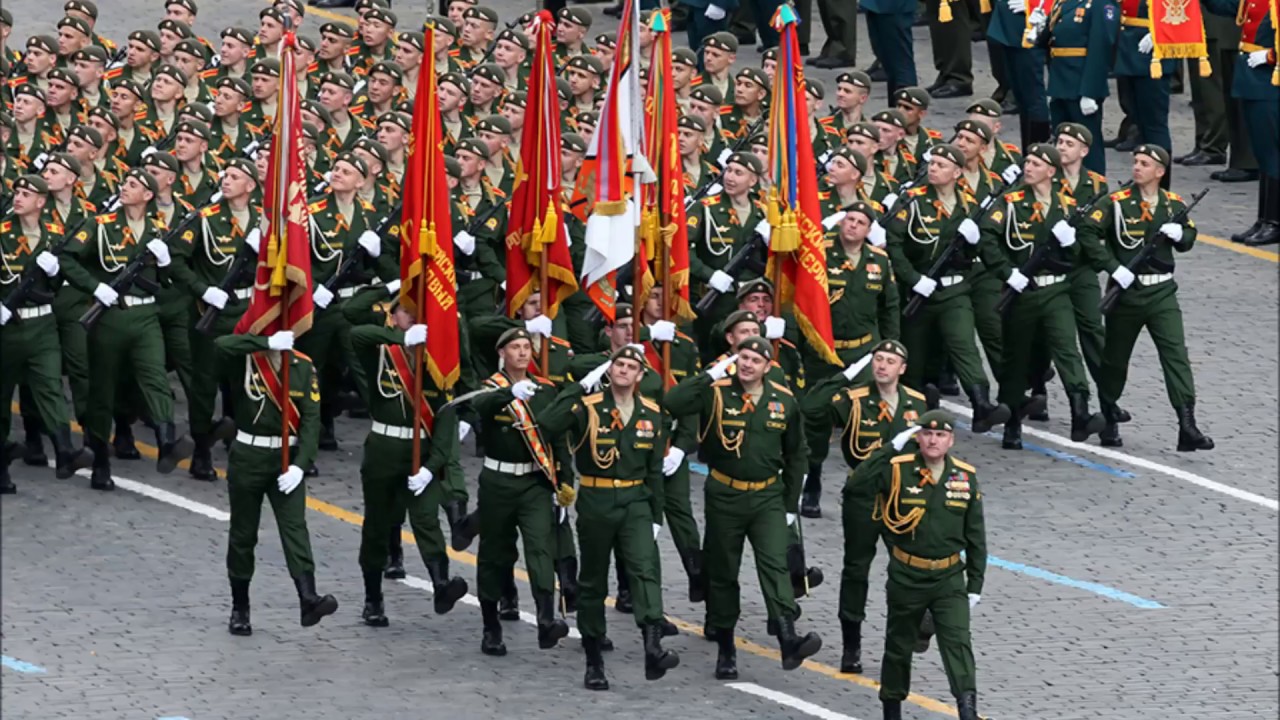 Военные шагают. Военный парад. Парадный марш. Русские солдаты на параде. Военные маршируют.