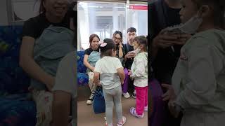 Ketika 2 Bocil Aktif Ini Ngajak Kenalan Tante Yang Didepannya