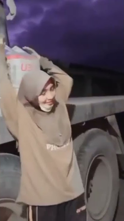 cewek cantik kuli angkut semen