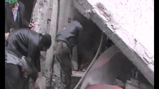البحث عن أهل المنزل الذي قصف من قبل قوات النظام بصاروخ أرض أرض و العثور على أشلاء 2013 12 26 ‫‬