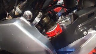 Short video showing the shock replacement on the FZR250R