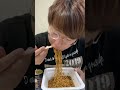 ごつ盛り焼そばで晩酌する30代フリーター男#shorts