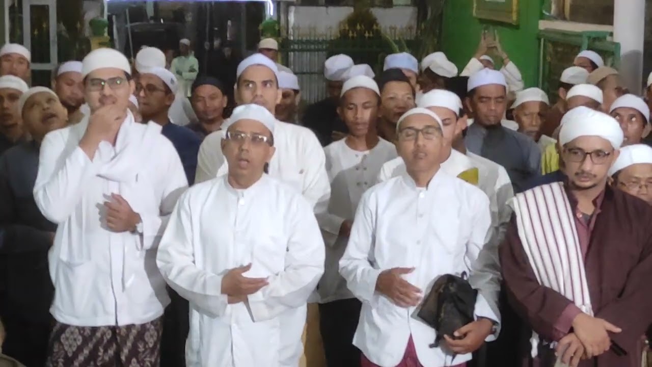 bermunajat kepada Allah di depan masjid Al Abror malang kota jatim indonesia