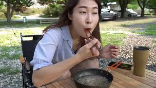 솔로캠핑 1인승 레이밴  타프를 어닝처럼 활용해보자   저수지가 내려다보이는 곳에 차박 다녀왔어요   냉면과 수육에 막걸리   혼술캠퍼