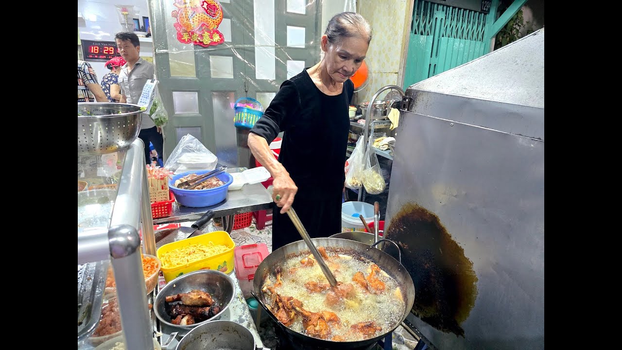 Hàng cơm đùi gà tóp mỡ giòn rụm, ba rọi chiên nổ lụp bụp nổi tiếng ở ...
