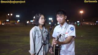 Dulu kita masih SMA, jadi baper ingat masa masa SMA