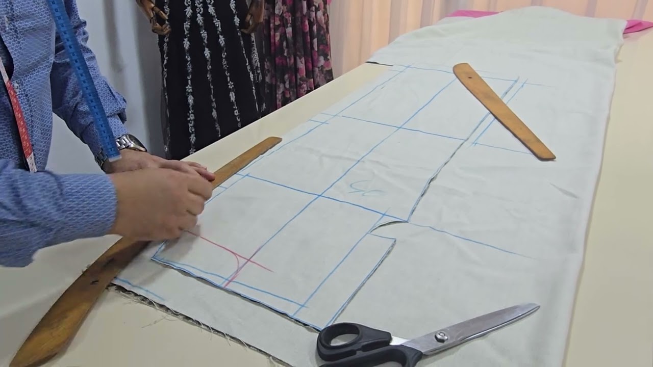 Arka cepli arka robalı kot pantolon kesimi denim jeans with back pockets and a back yoke.