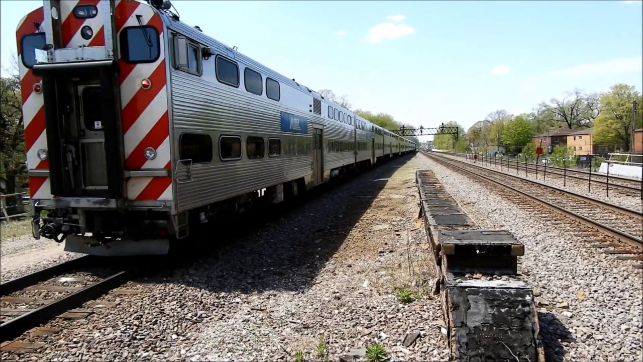 METX 142 arrives with the outbound train in River Forest IL - YouTube