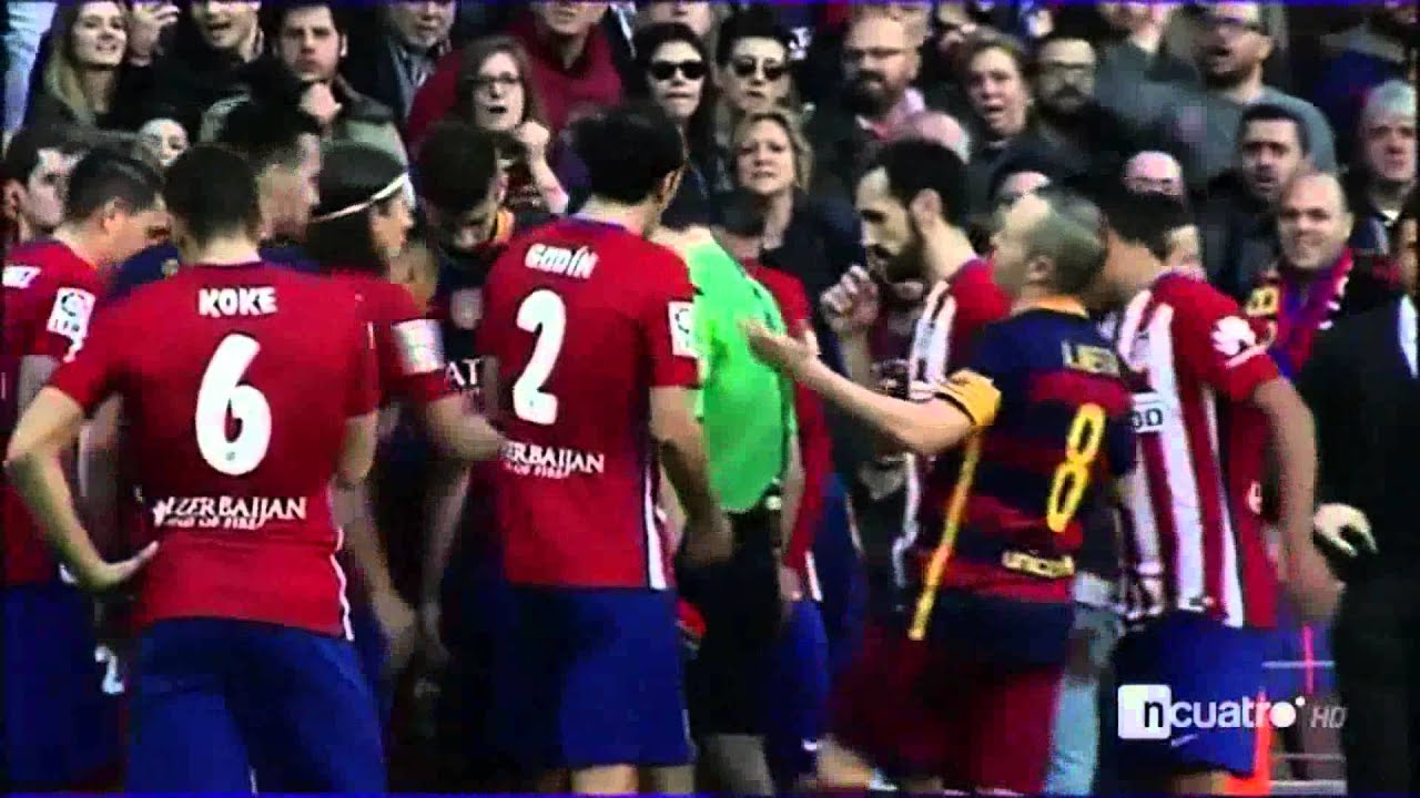 Así fue el lío que se montó en los banquillos tras la dura patada de Filipe Luis a Lionel Messi