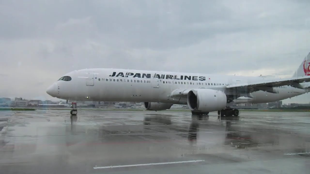 16/Oct/2025 JAL heading towards the runway at Fukuoka Airport