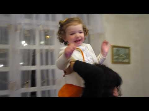 ნინუცელა ცეკვავს დეიდას კისერზე / Toddler is dancing on aunt's shoulders