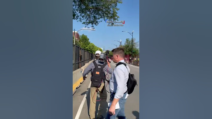 Police run as protesters breach fence outside Chicago DNC