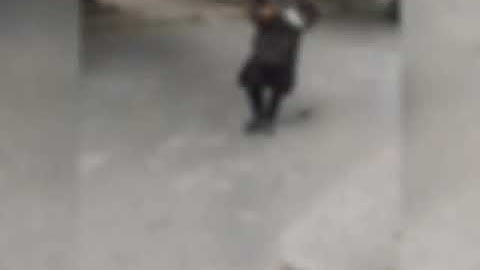 Hình ảnh người mặt đen áo đen cầ đầu gà đi xin tiền