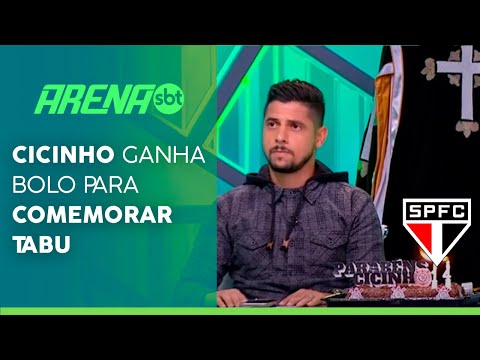 Cicinho ganha bolo para comemorar tabu do Corinthians x São Paulo | Arena SBT (03/05/21)