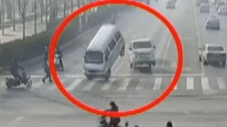 Alle Autos fliegen hoch: Überwachungskamera filmt mysteriösen Unfall in China