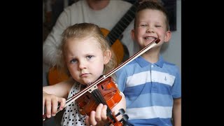 ВПЕРШЕ НА КАНАЛІ Маленька дівчинка грає на скрипочці а її братик співає соло в супроводі гітари | 7я